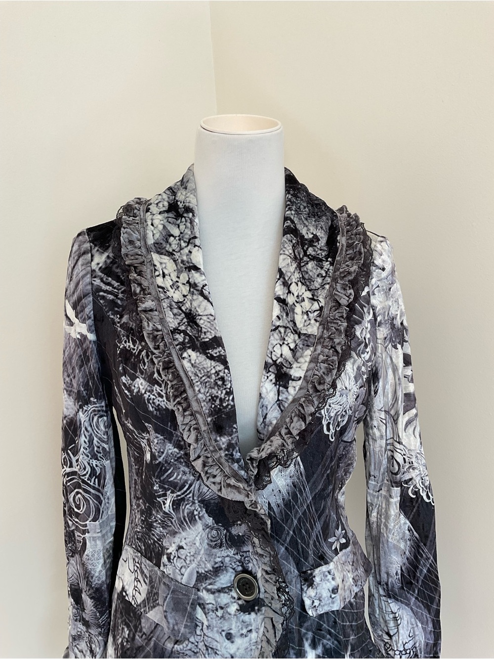 Alberto Makali Monochrome Abstract Floral Print Velvet Jacket - Picture 2 of 8